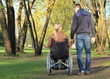 © RioPatuca Images - Pärchen Hand in Hand Rollstuhlfahrerin und Fußgänger