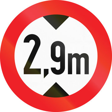 Austrian sign prohibiting thoroughfare of vehicles with a height over 2.9 meters