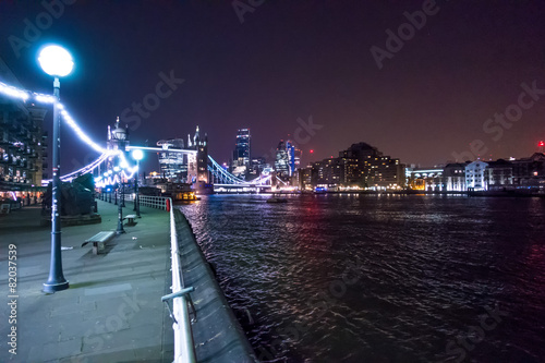 Fotografía Panoramica notturna del Tower Bridge a Londra