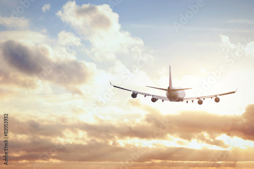 Cuadros en Lienzo Avión en el cielo del atardecer