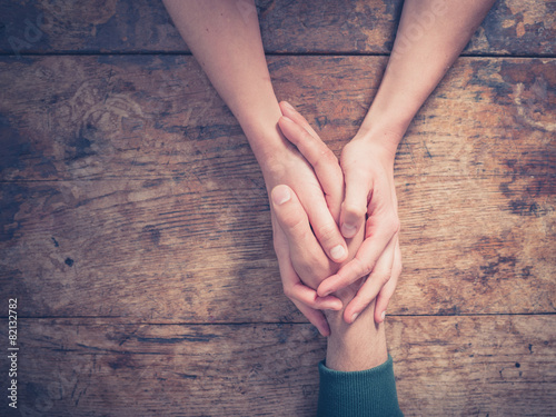 Fotografía El hombre y la mujer tomados de la mano en una mesa