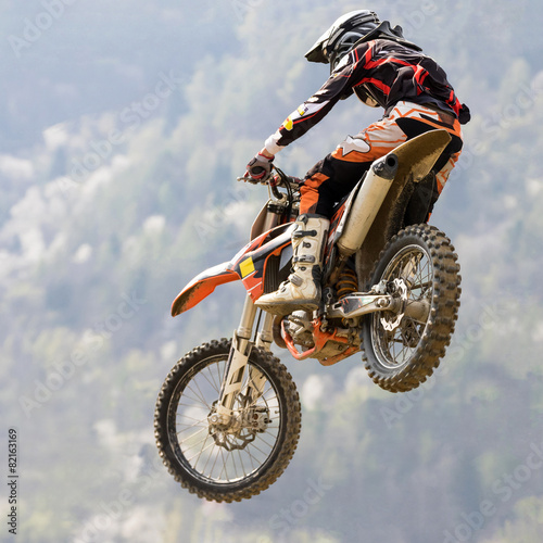 Fototapeta na wymiar salto con moto da cross