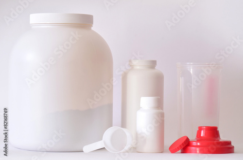 Fotografia Big jar of protein powder, bottles and shaker