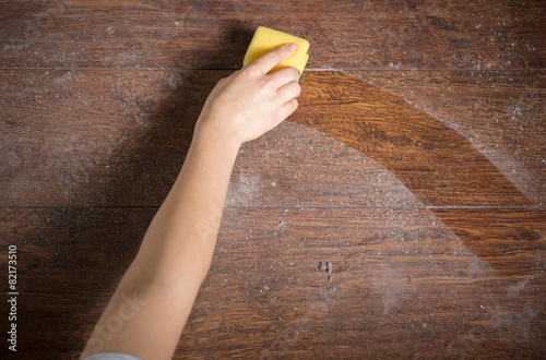 Cuadros en Lienzo Using sponge for cleaning dusty wood