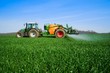 Ackerbau, Pflanzenschutz - auf einem Getreidefeld wird gespritzt