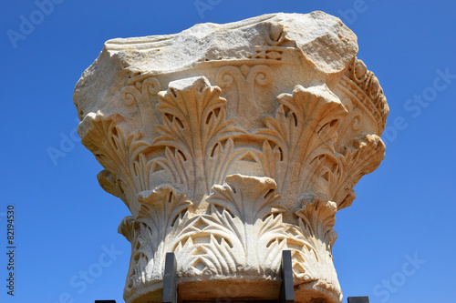 Fotografie, Obraz remains of ancient corinthian columns, Israel