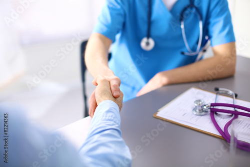 Fotografering Handshake between doctor and a patient in the office