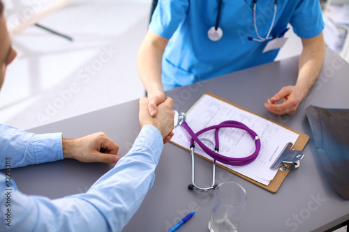 Handshake between doctor and a patient in the office Plakat
