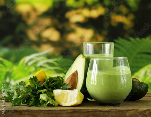 Fotografía natural drink smoothie with avocado and yogurt