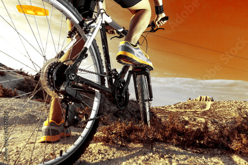Deportes. Bicicleta de montaña y hombre.Deporte en exterior Tablou Canvas