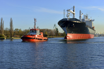 Fototapete - Polska, Port Gdański, statek w asyscie holowników