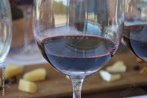 Fotografía Wine tasting with cheese in the background