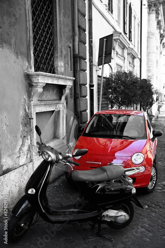 czerwony-malutki-samochod-przy-ulica-miasta-rzym-italia