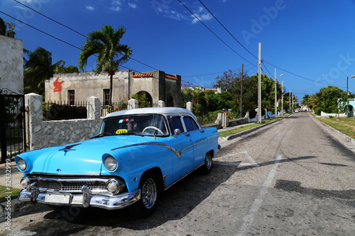 Photo Street scene with vintage car in Havana, Cuba