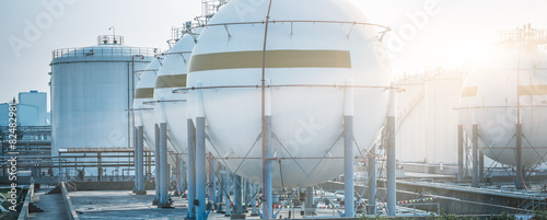 Fotografía gas tanks for petrochemical plant