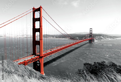 Naklejka na drzwi Golden Gate Bridge Red Pop on B&W