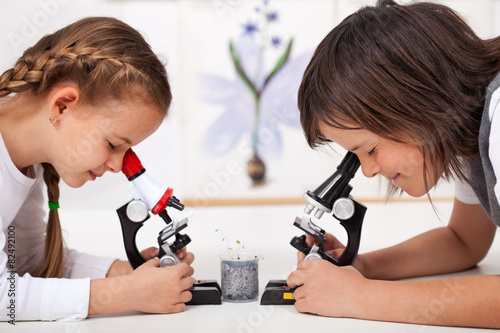 Fotografie, Obraz Malé děti ve vzorcích vědecké laboratoři studijních pod mikroskopem-FOC