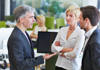 Canvas Print - Überzeugungsarbeit im Team im Büro