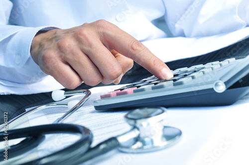 Fotografía Cuidado de la salud de cálculo profesional en una calculadora electrónica