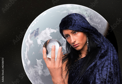 Fotografie, Obraz Wahrsagerin blickt in die Zukunft, Planet im Hintergrund