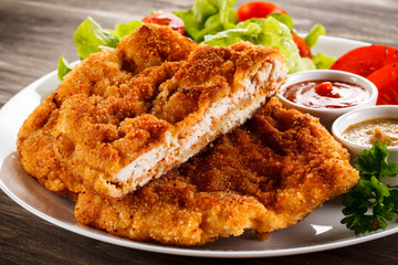 Sticker - Fried pork chops and vegetable salad 