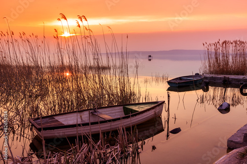 Coucher de soleil sur le lac Balaton avec un bateau Poster Mural XXL