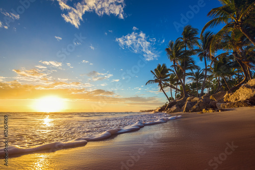 Motiv-Rollo - Landscape of paradise tropical island beach, sunrise shot (von ValentinValkov)