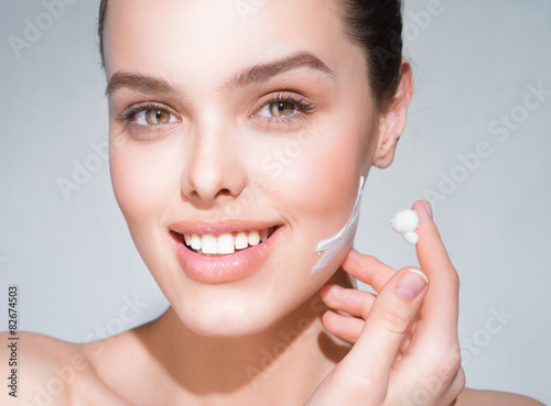 Fotografía La cara de la chica después de cosméticos para el cuidado