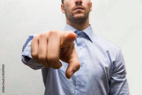 Fotografía businessman indica con il dito e la mano in avanti