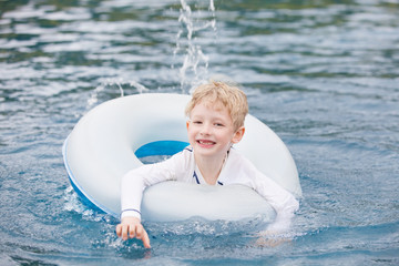 Canvas Print - kid in the pool