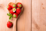Food Hintergrund - Frische Erdbeeren auf Kochlöffel in Herzform