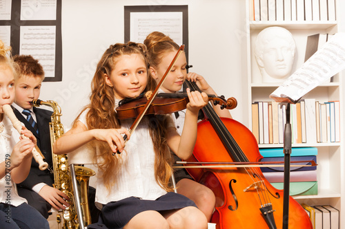 Fotomural Group of kids playing musical instruments indoors