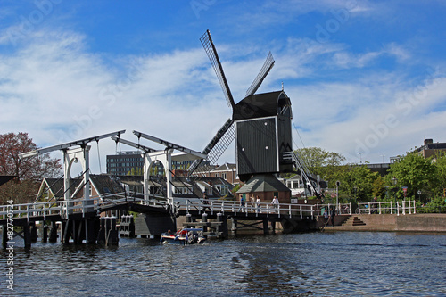 Fotografie, Obraz Rembrandtbrug en molen de Put in Leiden, Nederland
