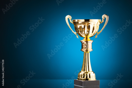 Fotografía gold cup trophy on blue background