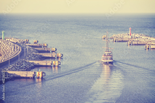 Plakat Kołobrzeg  vintage-filtrowany-obraz-starego-statku-opuszczajacego-port