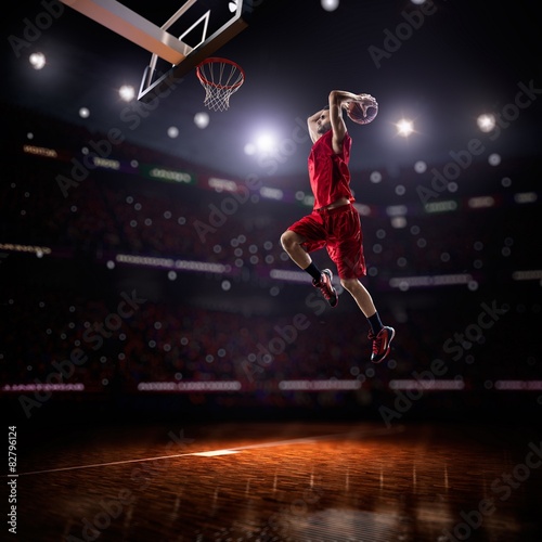 Fotografía El jugador de baloncesto roja en la acción