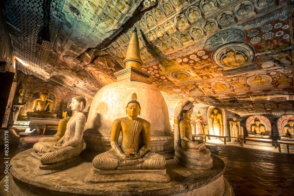 Buddha statues in Dambulla Cave Temple, Srilanka - obrazy, fototapety, plakaty 