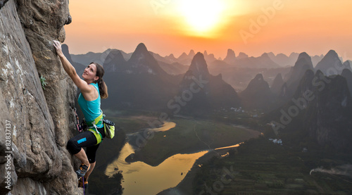 Cuadros en Lienzo Silhouette of female athlete on Chinese mountain sunset
