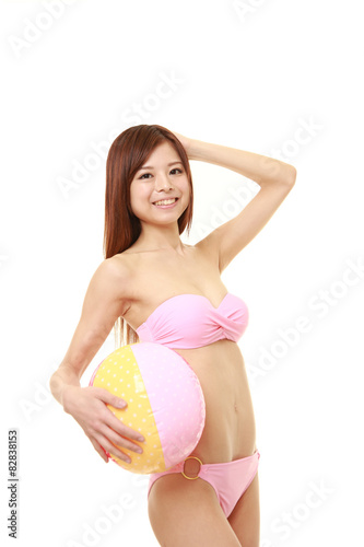ビーチボールを持つビキニの女性 Stock Photo Adobe Stock ビーチボールを持つビキニの女性 Stock Photo Adobe Stock