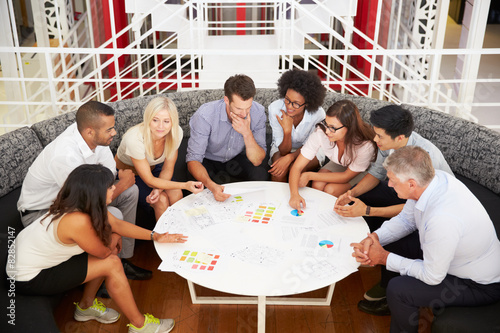 Cuadros en Lienzo Group of work colleagues having meeting in an office lobby