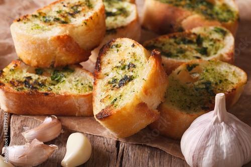 Fotomural Toast with fresh herbs and garlic closeup. horizontal