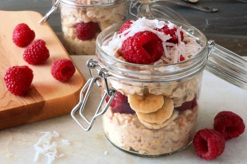 breakfast overnight oats with raspberries and coconut in a jar