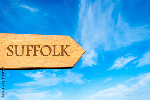 Cuadros en Lienzo Wooden arrow sign pointing destination SUFFOLK, ENGLAND