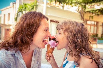 Sticker - Mother and child eating ice-cream