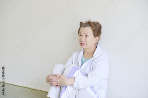 畳の上で体育座りをしているジャージを着た高齢者女性 Kaufen Sie Dieses Foto Und Finden Sie Ahnliche Bilder Auf Adobe Stock Adobe Stock