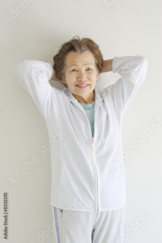 頭の後ろで手を組んでいる笑顔のシニア女性 Stock Photo Adobe Stock 頭の後ろで手を組んでいる笑顔のシニア女性 Stock Photo Adobe Stock