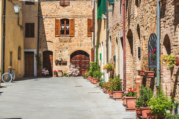  Piękne kolorowe ulicy Tuscan miasteczko na słonecznym dniu