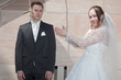 Bräutigam erhängt sich Braut klatscht lustig Porträt
