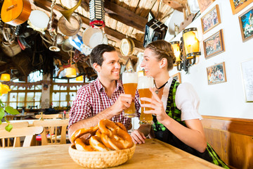 Wall Mural - Paar trinkt Weizenbier im bayrischen Restaurant