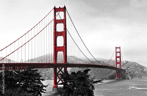 Naklejka na szybę Golden Gate Bridge, red pop on a black and white background